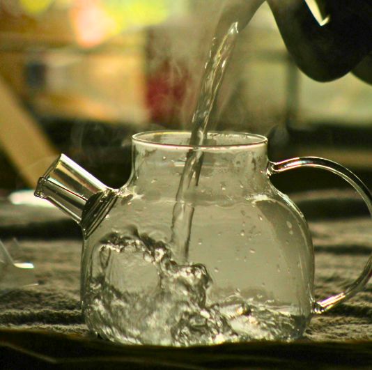 a_kettle_with_boiling_hot_water